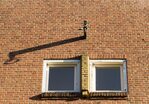 Vensters en hijsbalk.
<br/>
Marcel Westhoff, augustus 2016